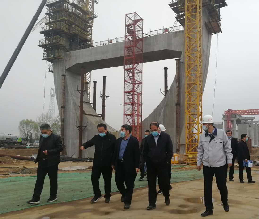 晉城市委常委、常務(wù)副市長張利鋒一行在山西建投承建的國道G342項(xiàng)目調(diào)研