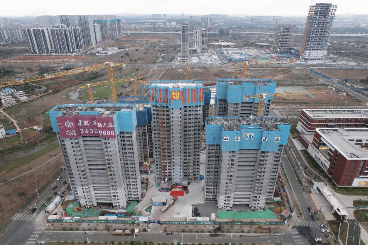 山西建投四建集團(tuán)承建的建投·學(xué)府上品項(xiàng)目7#樓主體封頂