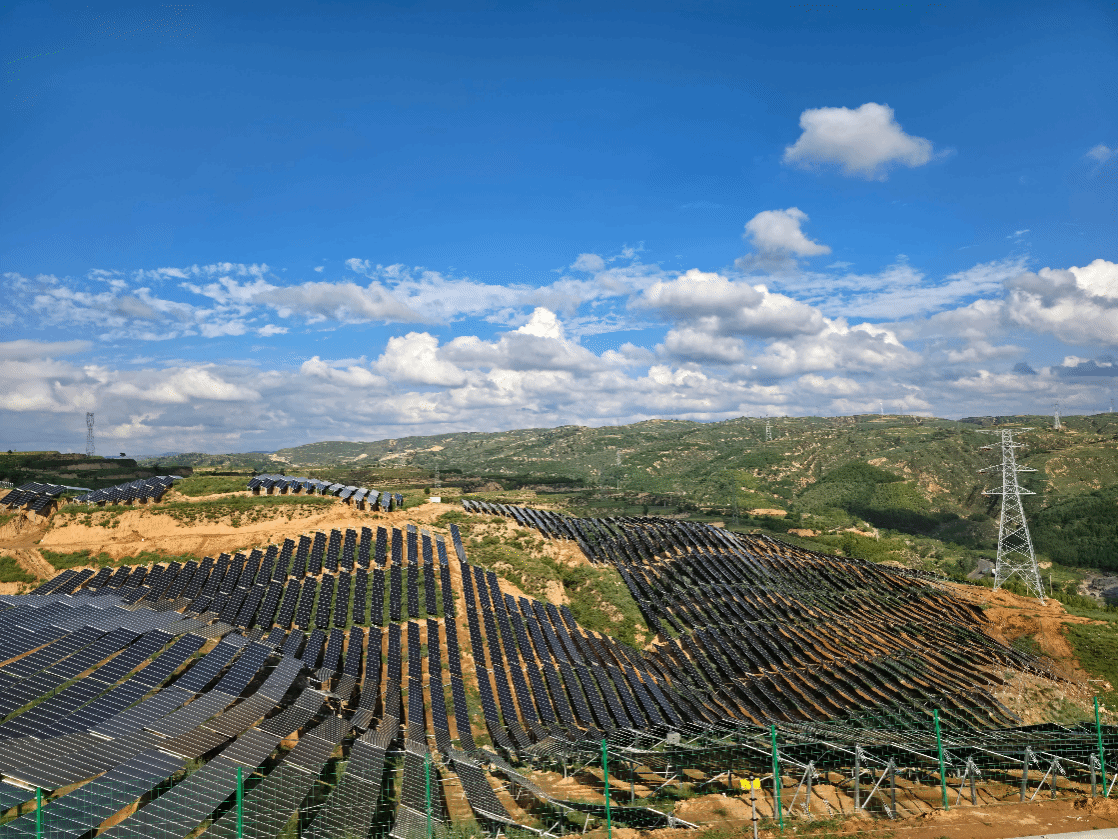 山西建投一建集團(tuán)山西華電保德100MW光伏項(xiàng)目：荒山溝壑變綠電基地 刷新“山地速度”