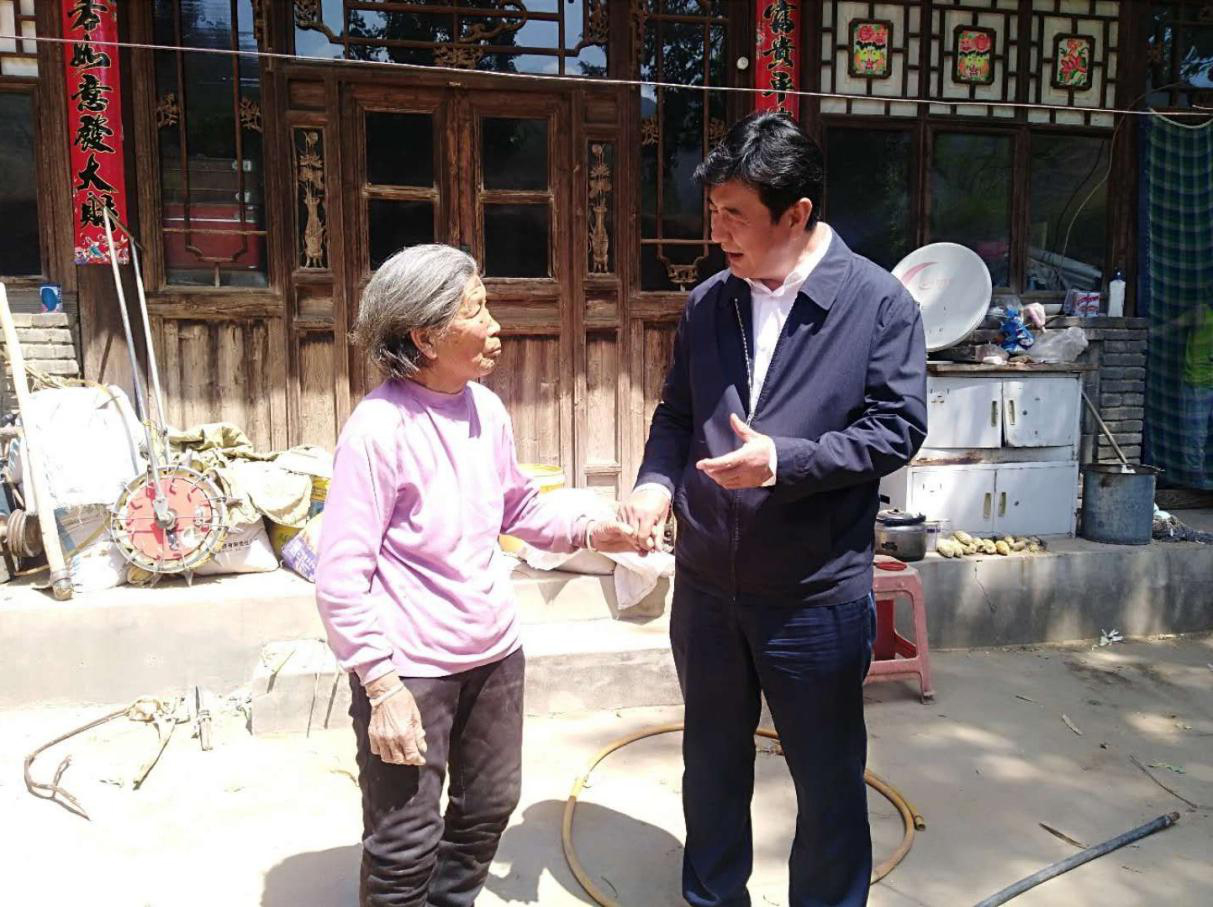 山西建投黨委委員、董事、工會(huì)主席溫剛深入繁峙縣扶貧村入戶走訪