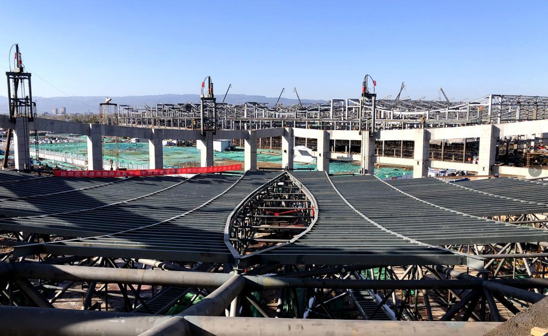 瀟河國(guó)際會(huì)展中心中間組團(tuán)A區(qū)屋面桁架整體提升圓滿(mǎn)成功