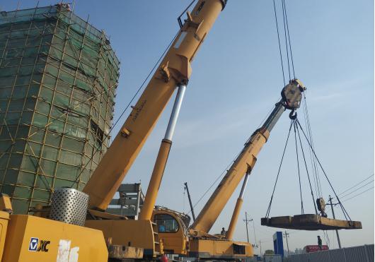 山西建投四建集團(tuán)二青會(huì)水上運(yùn)動(dòng)中心項(xiàng)目終點(diǎn)塔160噸屋面桁架吊裝成功就位