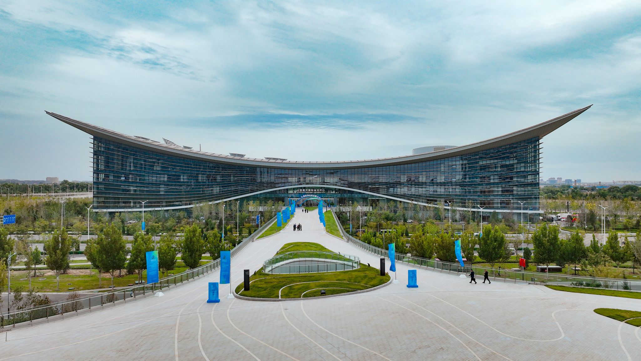 山西瀟河國(guó)際會(huì)議會(huì)展中心及配套酒店群圓滿完成2025年太原能源低碳發(fā)展論壇與能源產(chǎn)業(yè)博覽會(huì)服務(wù)保障任務(wù)