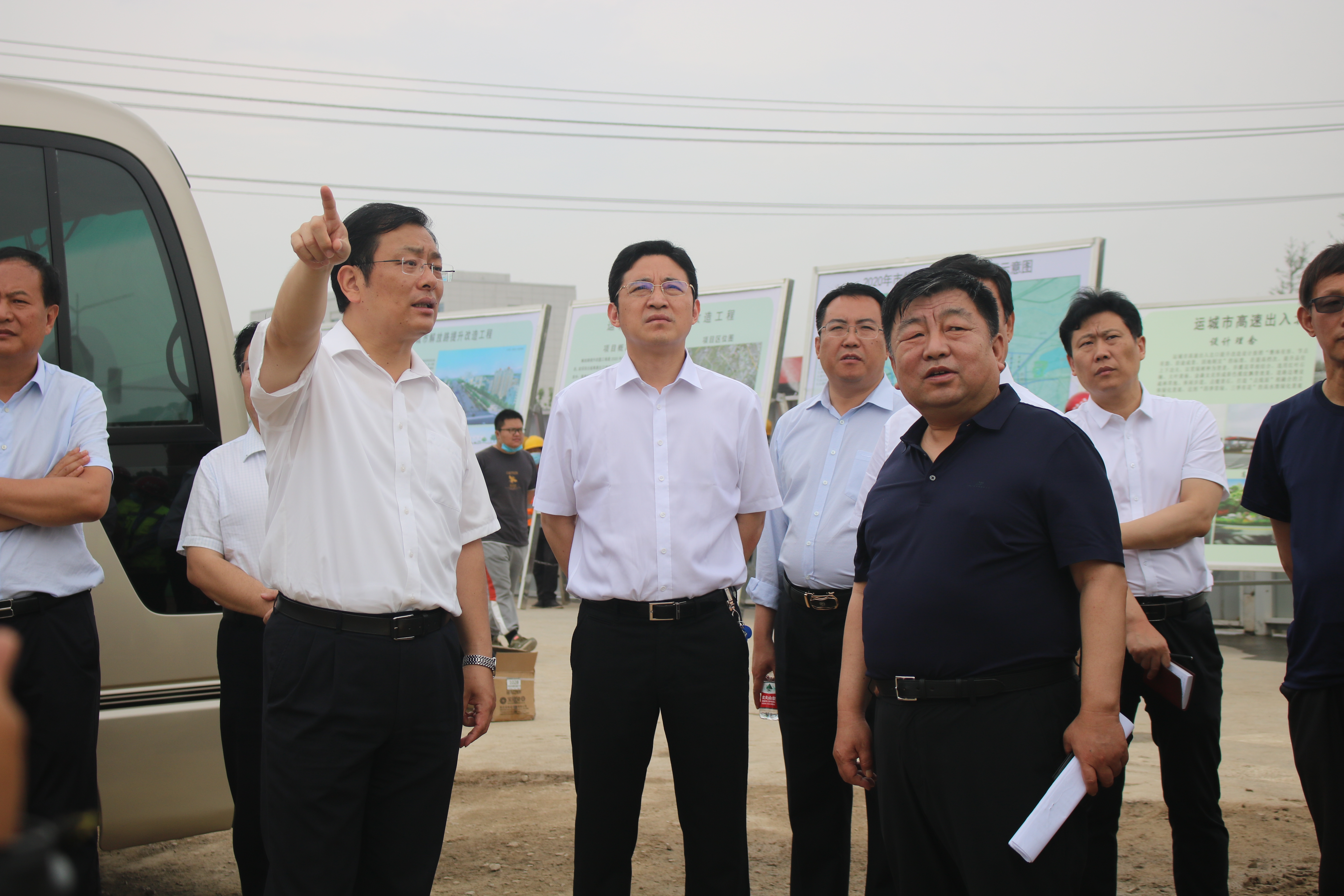 運城市委書記一行在山西建投四建集團承建的運城解放路提升改造工程項目調(diào)研