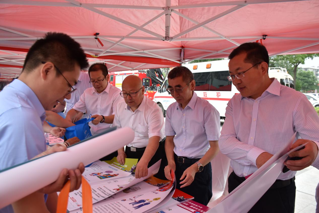 落實安全責任推動安全發(fā)展 ——山西建投深入開展“安全宣傳咨詢?nèi)铡被顒? class=