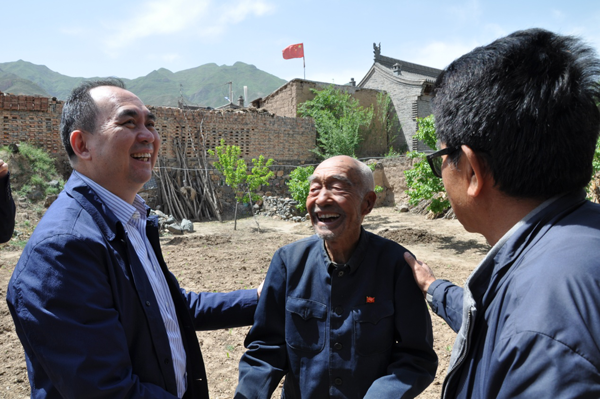 集團(tuán)總公司領(lǐng)導(dǎo)深入繁峙縣扶貧點(diǎn)指導(dǎo)精準(zhǔn)扶貧工作