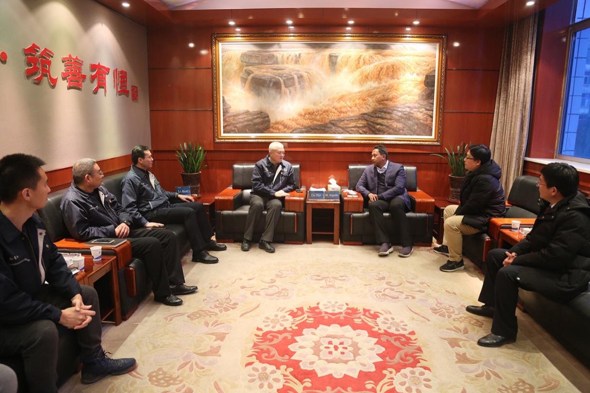 馬達(dá)加斯加總統(tǒng)項(xiàng)目總局局長(zhǎng)到山西建投四建集團(tuán)參觀考察