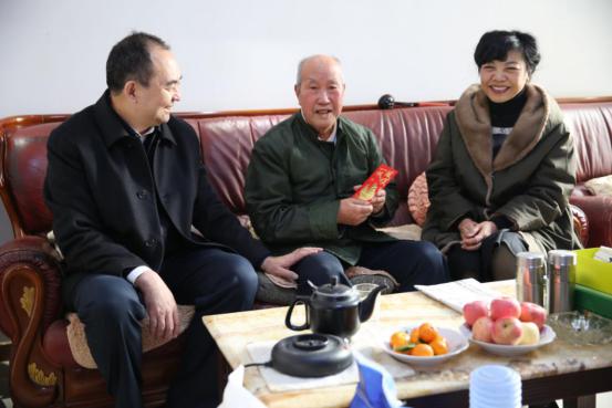 省國資委黨委委員、副主任張紅譜走訪慰問山西建投老黨員和困難黨員