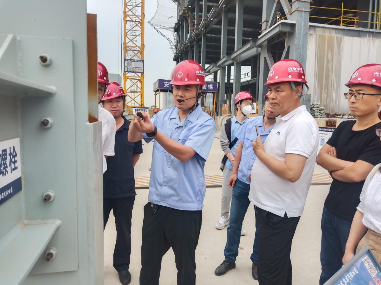 省鋼結(jié)構(gòu)協(xié)會(huì)專家在山西建投四建集團(tuán)承建的基因診斷及藥物研發(fā)基地項(xiàng)目觀摩指導(dǎo)