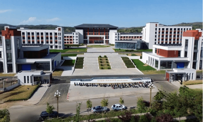 山西建投三建集團(tuán)靈石縣第一職業(yè)高級(jí)中學(xué)新建項(xiàng)目提前13個(gè)月交付使用